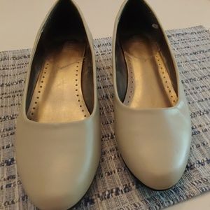 Basic Editions Pumps